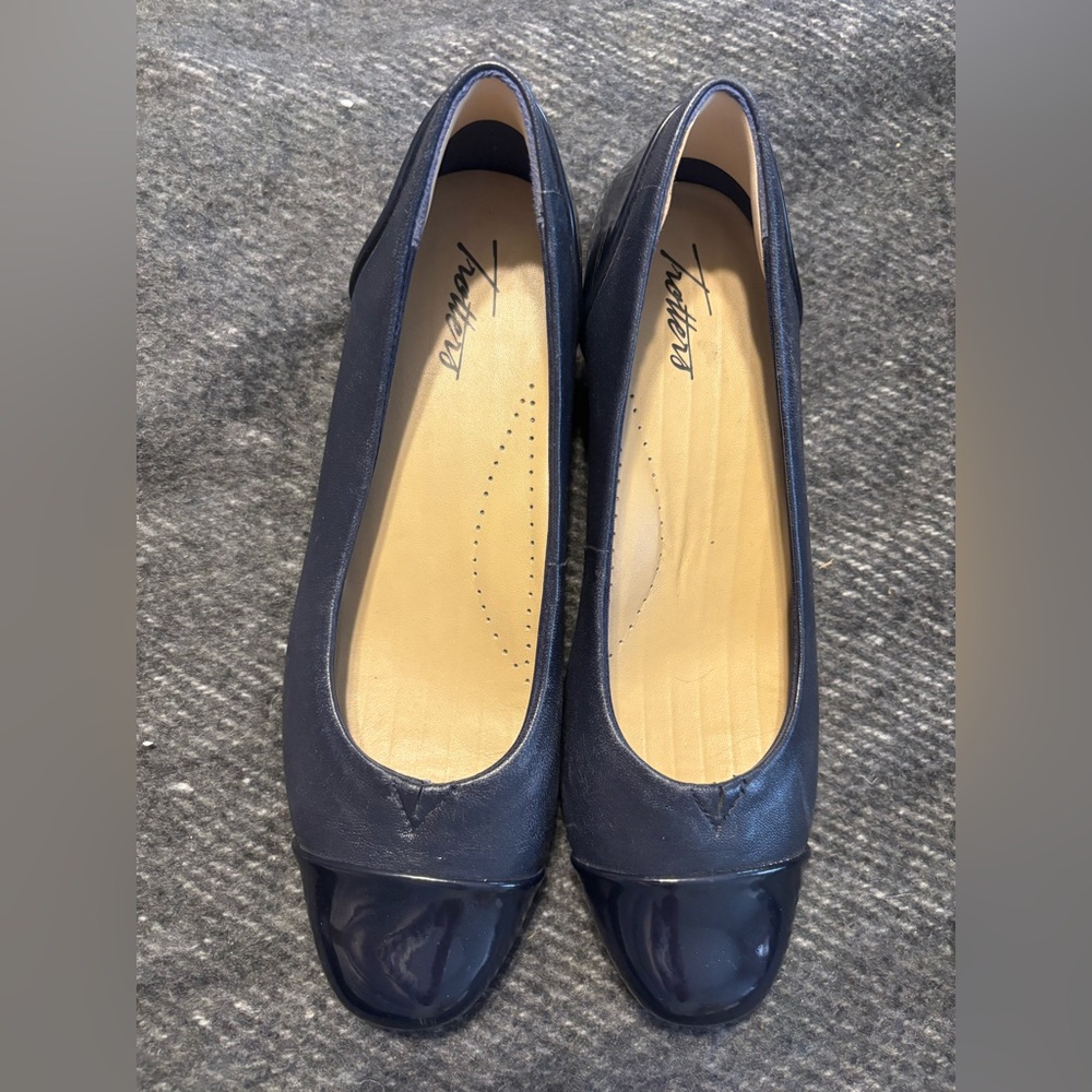 Trotters Womes Flats Navy Blue Leather With Patent Leather Size 7N